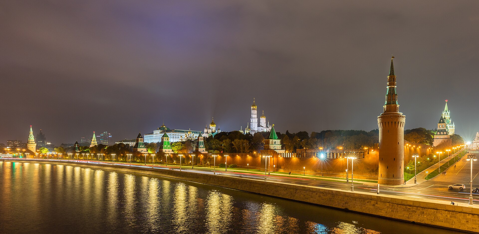 Nocny widok na Kreml w Moskwie w 2016 roku
