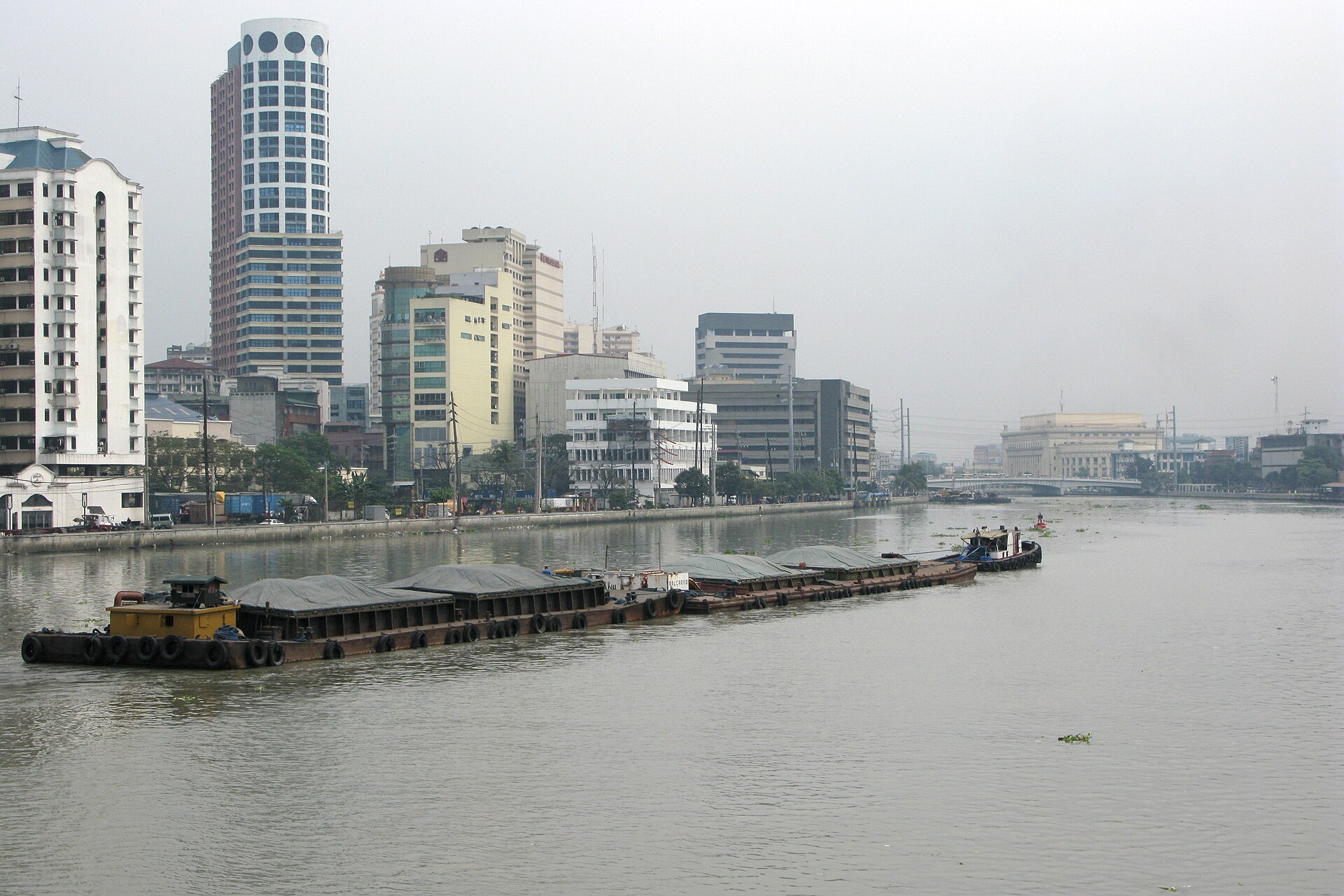 Zabudowa Manili nad rzeką Pasig na Filipinach