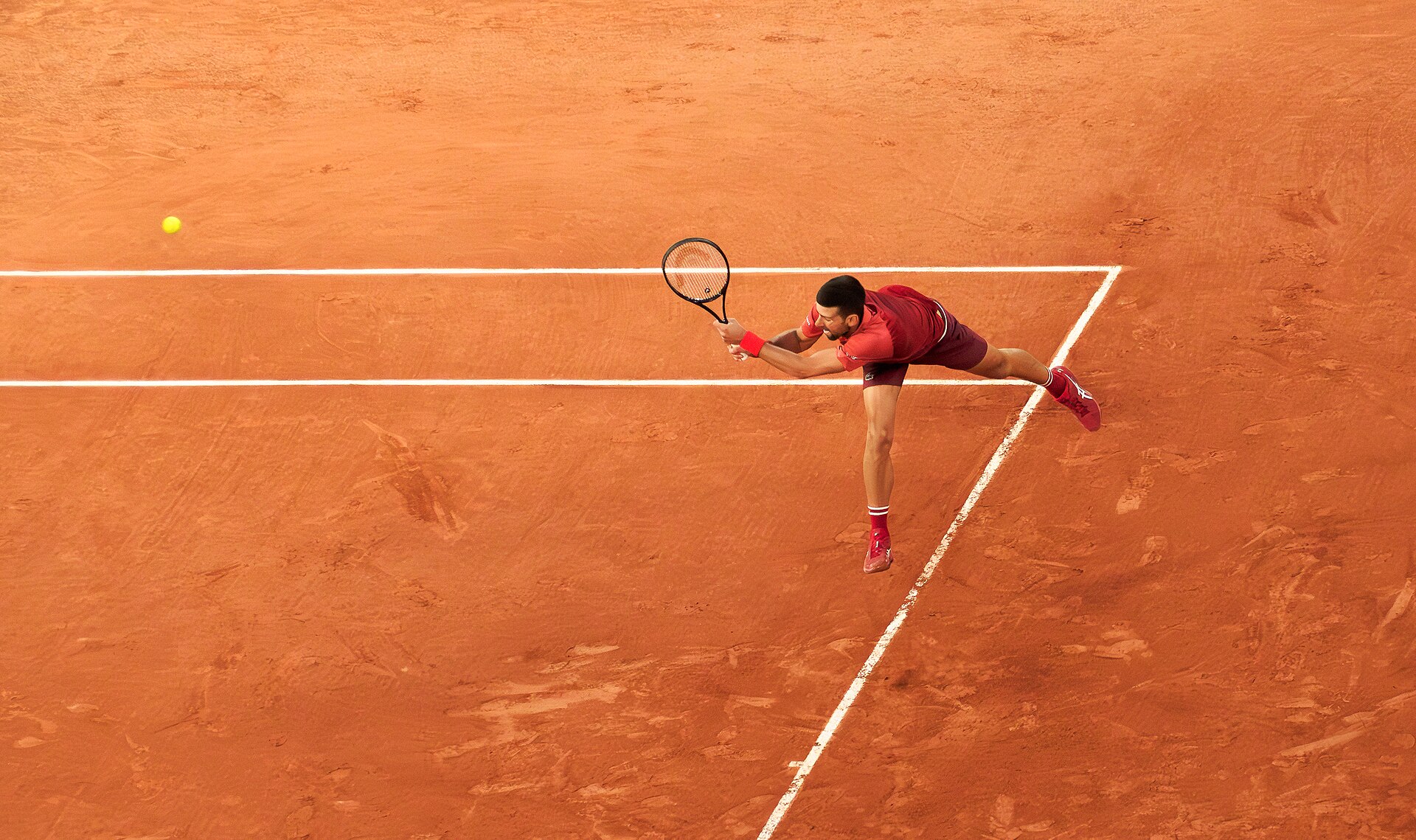 Novak Djoković podczas meczu Roland-Garros w Paryżu w 2024 roku
