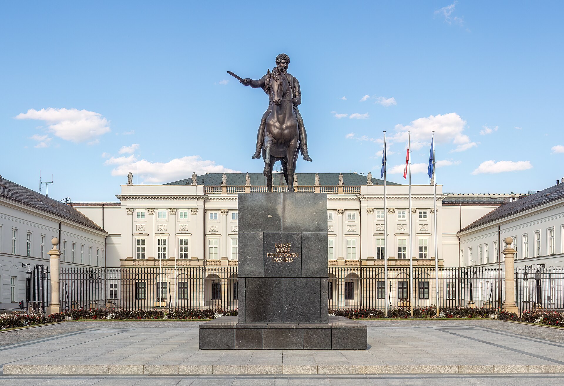 Pałac Prezydencki w Warszawie z pomnikiem Józefa Poniatowskiego w 2024 roku
